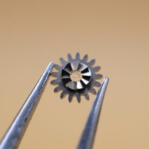 N°410 Pignon de remontoir - Longines 15.18 [NOS] Winding pinion