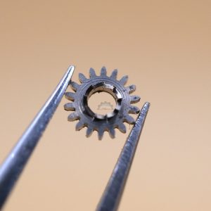 N°410 Pignon de remontoir - Pierce 59 [NOS] Winding pinion