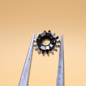N°410 Pignon de remontoir  - Zenith 18-28 3P [NOS] Winding pinion