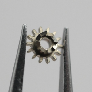 N°410 Pignon de remontoir - Beaume & Mercier Cal.1050 [NOS] Winding pinion