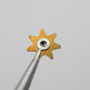 N°2561 Day indicator, circular arc opening at 12 o‘clock - ETA ESA 255.483 [NOS]