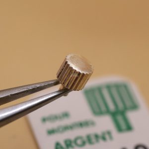 Couronne montre Carré Ø40 filetage 0,90 - Argent [NOS]