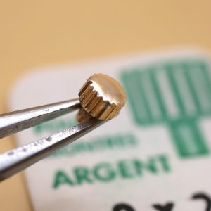 Couronne montre Carré Ø28 filetage 0,90 - Argent [NOS]