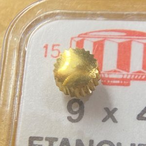 Couronne de montre Étanche canon court Ø45 filetage 0,90 - Plaqué Or jaune [NOS]