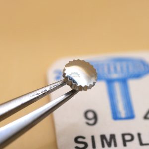 Couronne de montre simple canon long Ø40 Filetage 0,90 - Chromé [NOS]
