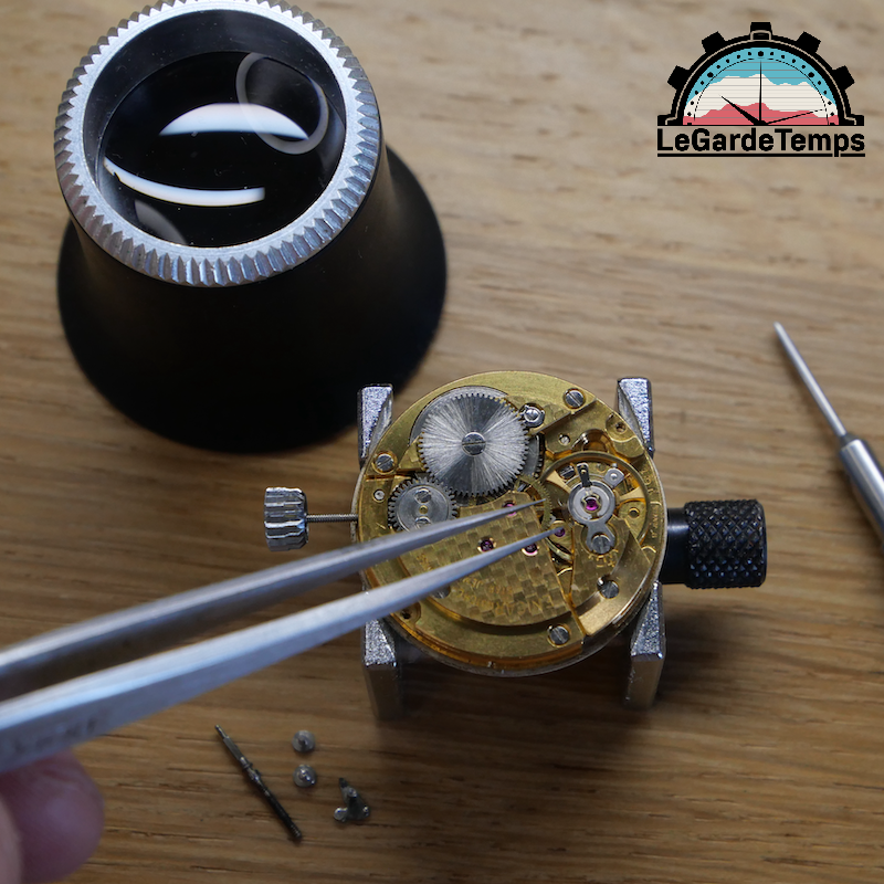 Mouvement de montre en cours de remontage à l’atelier