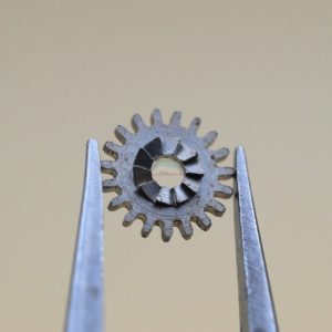 N°410 Pignon de remontoir - LIP R100 [NOS] Winding pinion