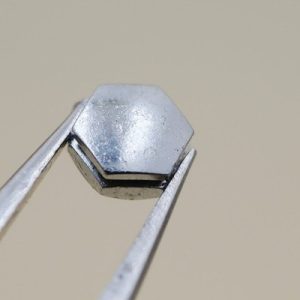 Couronne de montre hexagonale Ø35 Ht 19 Filetage 0,90 à fleur, Gris métal [NOS]