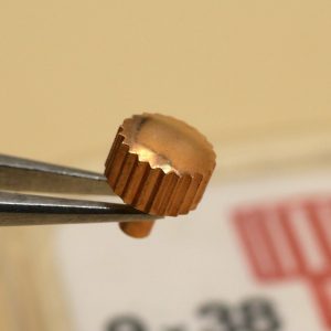 Couronne de montre Carrée canon long Ø38 filetage 0,90 - Plaqué Or rose [NOS]