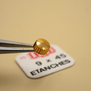 Couronne de montre Étanche canon court Ø45 filetage 0,90 - Plaqué Or jaune [NOS]
